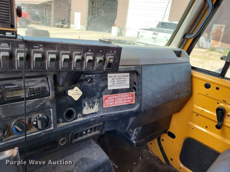 image for item DP5260 1998 International 4900  dump truck