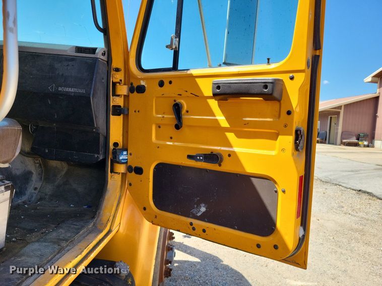 image for item DP5260 1998 International 4900  dump truck