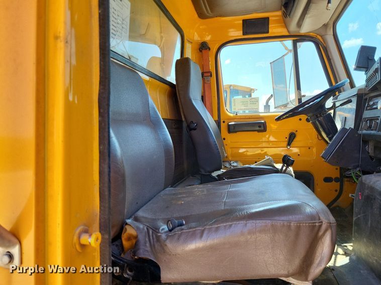 image for item DP5260 1998 International 4900  dump truck