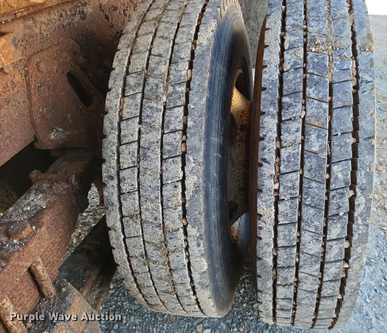 image for item DP5260 1998 International 4900  dump truck