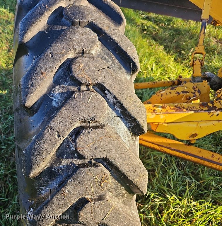 image for item DQ1174 1964 Caterpillar 12E  rigid frame motor grader