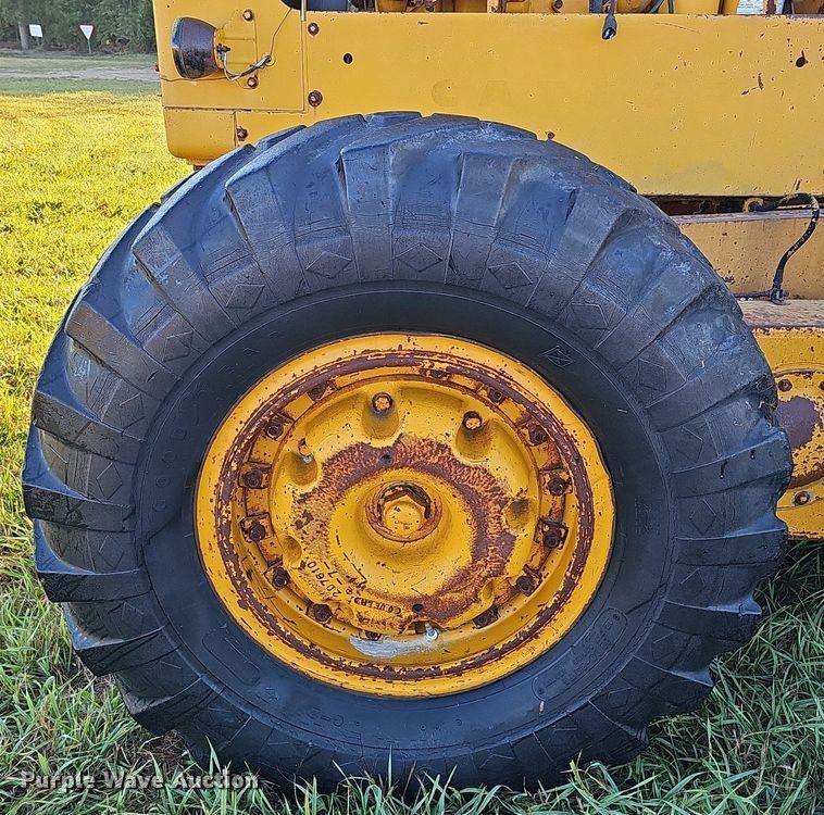 image for item DQ1174 1964 Caterpillar 12E  rigid frame motor grader