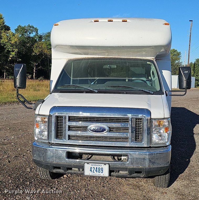 image for item DQ1196 2010 Ford E450 Super Duty  shuttle bus
