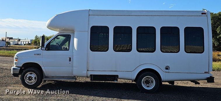 image for item DQ1196 2010 Ford E450 Super Duty  shuttle bus