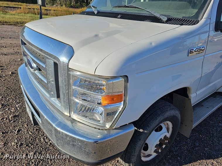image for item DQ1196 2010 Ford E450 Super Duty  shuttle bus