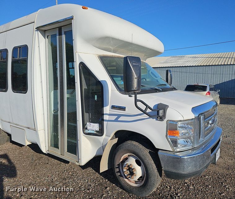 image for item DQ1196 2010 Ford E450 Super Duty  shuttle bus
