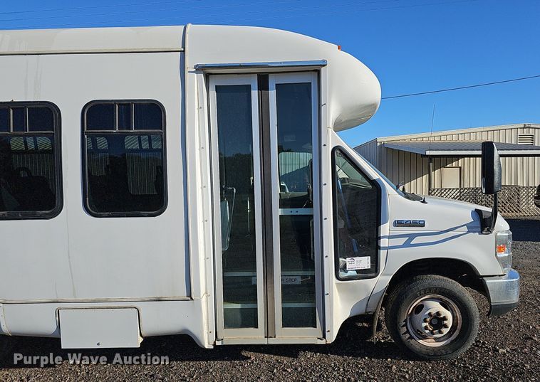 image for item DQ1196 2010 Ford E450 Super Duty  shuttle bus