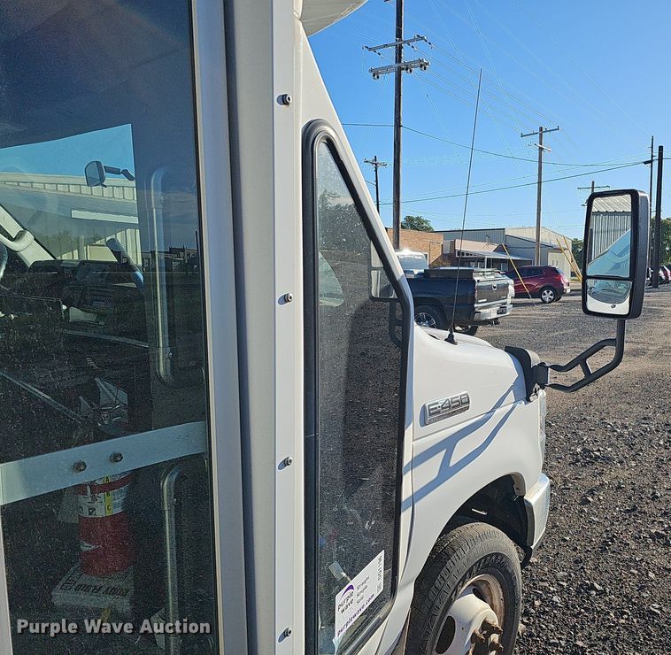 image for item DQ1196 2010 Ford E450 Super Duty  shuttle bus