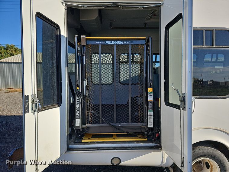 image for item DQ1196 2010 Ford E450 Super Duty  shuttle bus