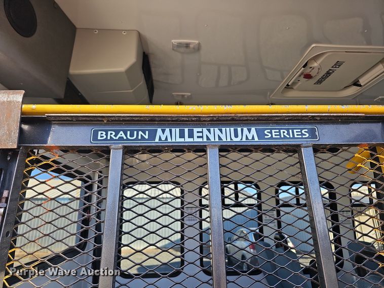 image for item DQ1196 2010 Ford E450 Super Duty  shuttle bus