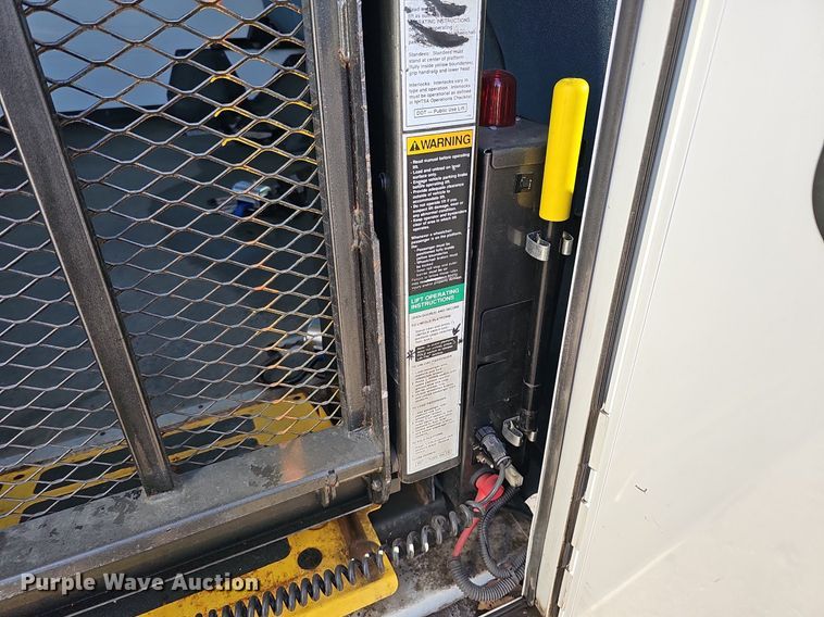 image for item DQ1196 2010 Ford E450 Super Duty  shuttle bus