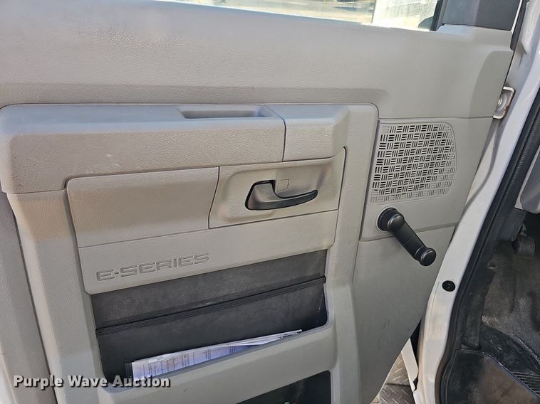 image for item DQ1196 2010 Ford E450 Super Duty  shuttle bus