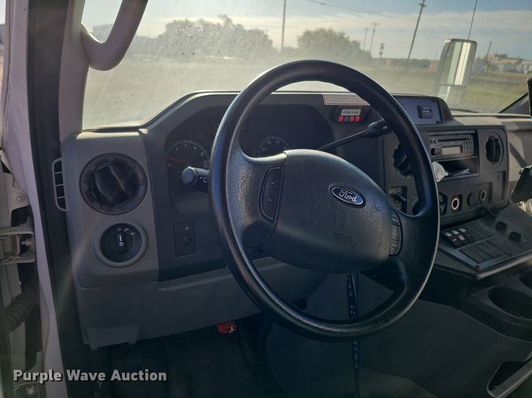 image for item DQ1196 2010 Ford E450 Super Duty  shuttle bus