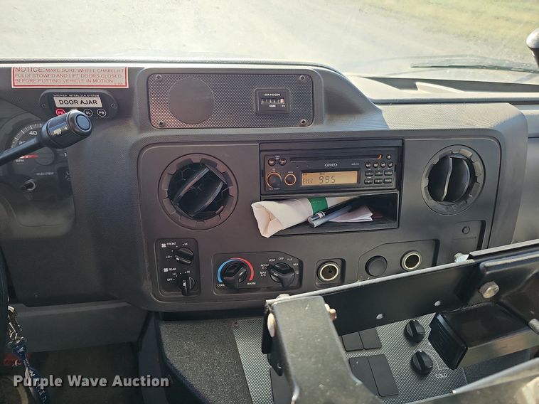 image for item DQ1196 2010 Ford E450 Super Duty  shuttle bus