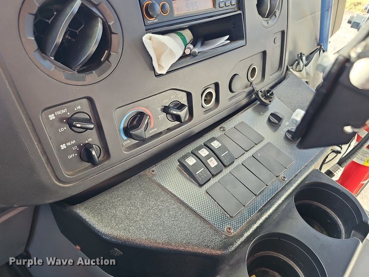 image for item DQ1196 2010 Ford E450 Super Duty  shuttle bus