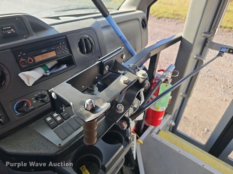 image for item DQ1196 2010 Ford E450 Super Duty  shuttle bus