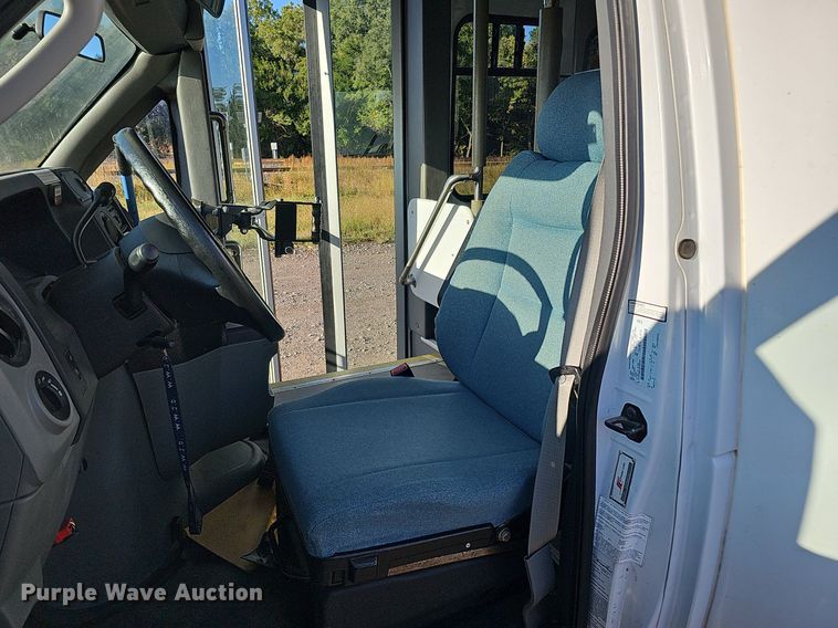 image for item DQ1196 2010 Ford E450 Super Duty  shuttle bus