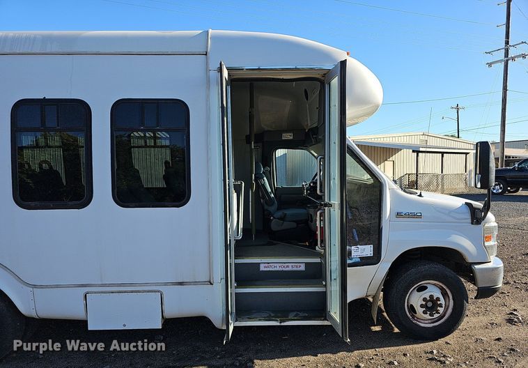 image for item DQ1196 2010 Ford E450 Super Duty  shuttle bus