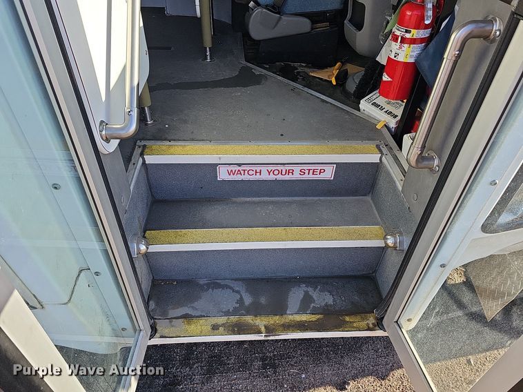 image for item DQ1196 2010 Ford E450 Super Duty  shuttle bus