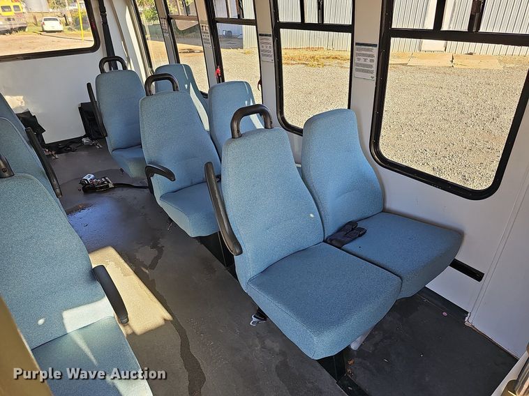 image for item DQ1196 2010 Ford E450 Super Duty  shuttle bus