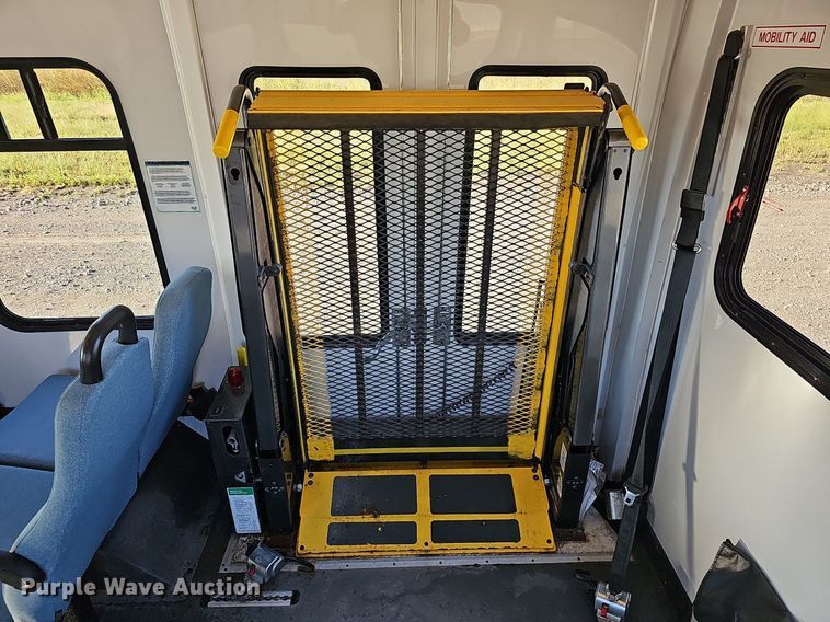 image for item DQ1196 2010 Ford E450 Super Duty  shuttle bus