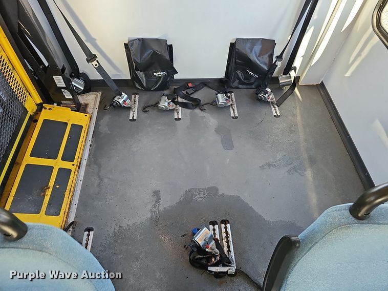 image for item DQ1196 2010 Ford E450 Super Duty  shuttle bus