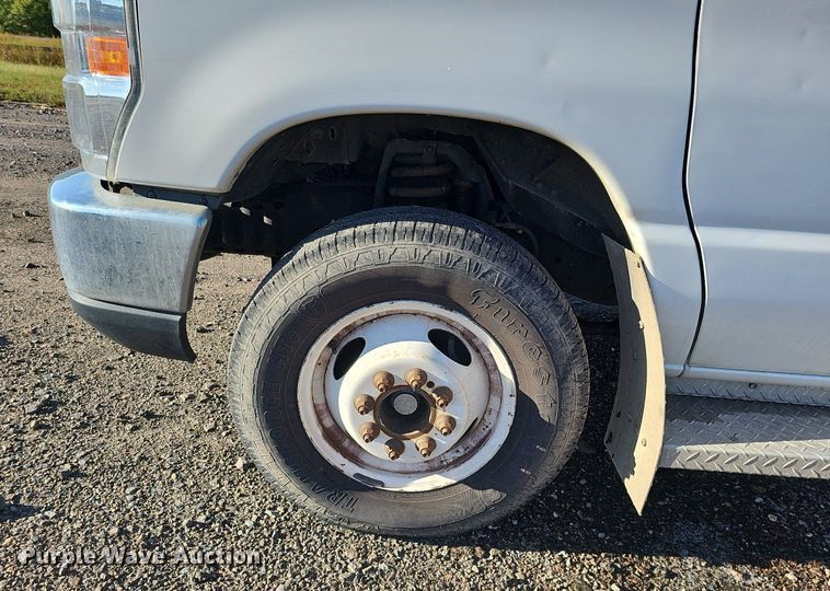 image for item DQ1196 2010 Ford E450 Super Duty  shuttle bus