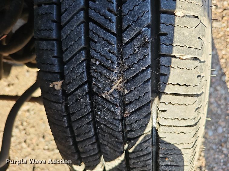 image for item DQ1196 2010 Ford E450 Super Duty  shuttle bus