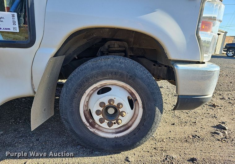 image for item DQ1196 2010 Ford E450 Super Duty  shuttle bus