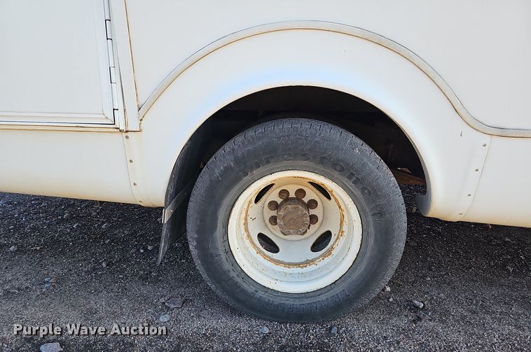 image for item DQ1196 2010 Ford E450 Super Duty  shuttle bus