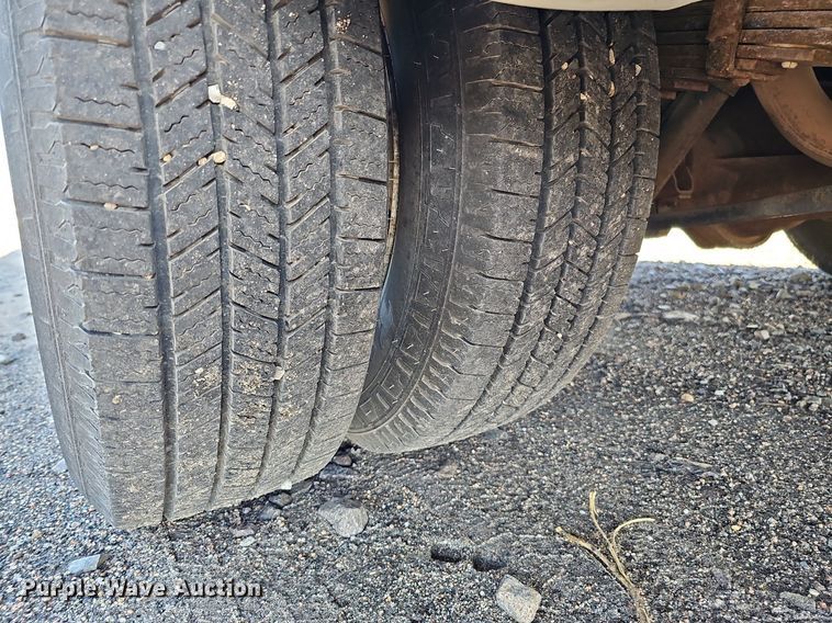 image for item DQ1196 2010 Ford E450 Super Duty  shuttle bus