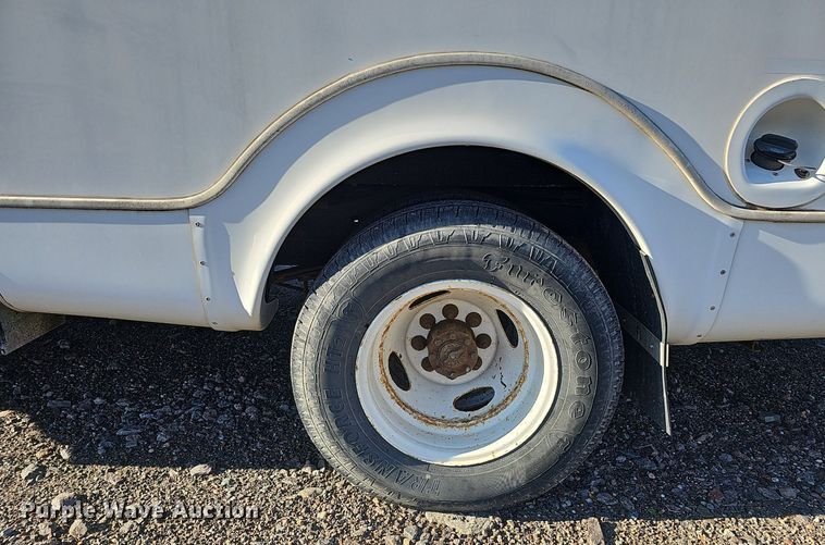 image for item DQ1196 2010 Ford E450 Super Duty  shuttle bus