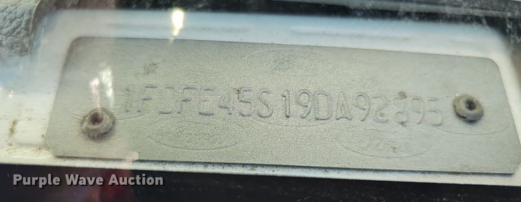 image for item DQ1196 2010 Ford E450 Super Duty  shuttle bus