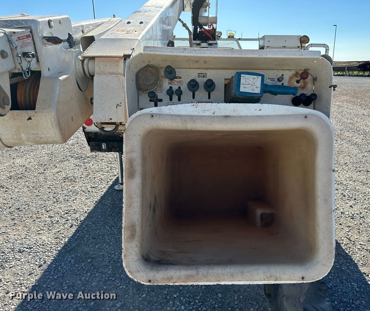 image for item DQ1449 2015 Dodge Ram 5500  bucket truck