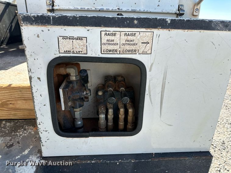 image for item DQ1449 2015 Dodge Ram 5500  bucket truck