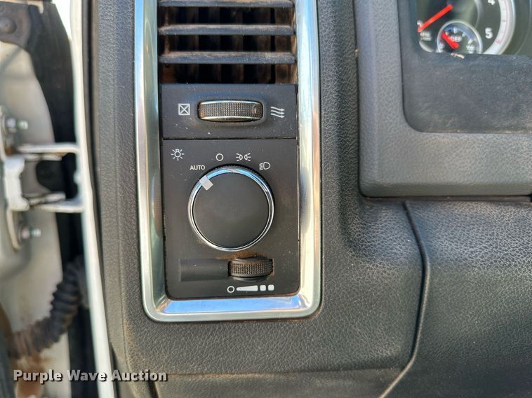 image for item DQ1449 2015 Dodge Ram 5500  bucket truck