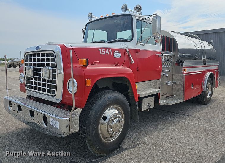 image for item DR5779 1983 Ford 8000  fire truck
