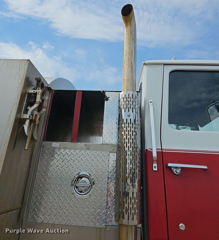 image for item DR5779 1983 Ford 8000  fire truck