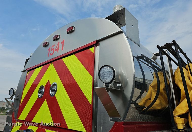 image for item DR5779 1983 Ford 8000  fire truck