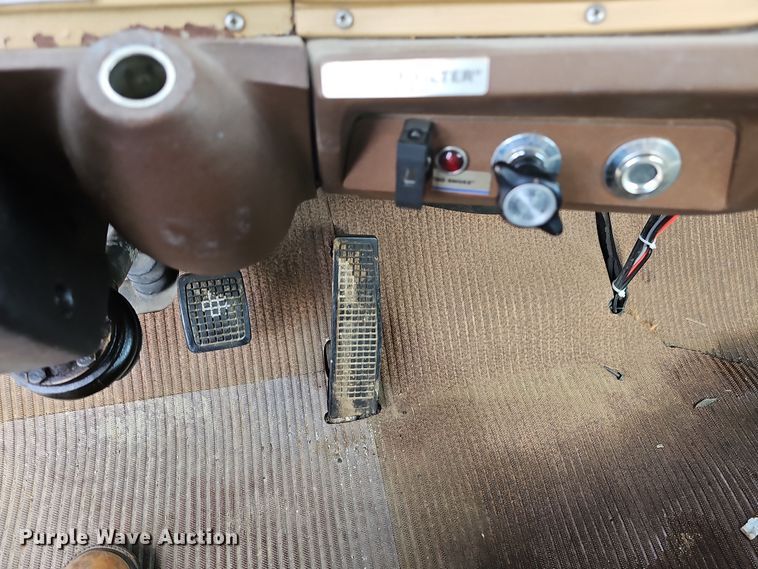 image for item DR5779 1983 Ford 8000  fire truck