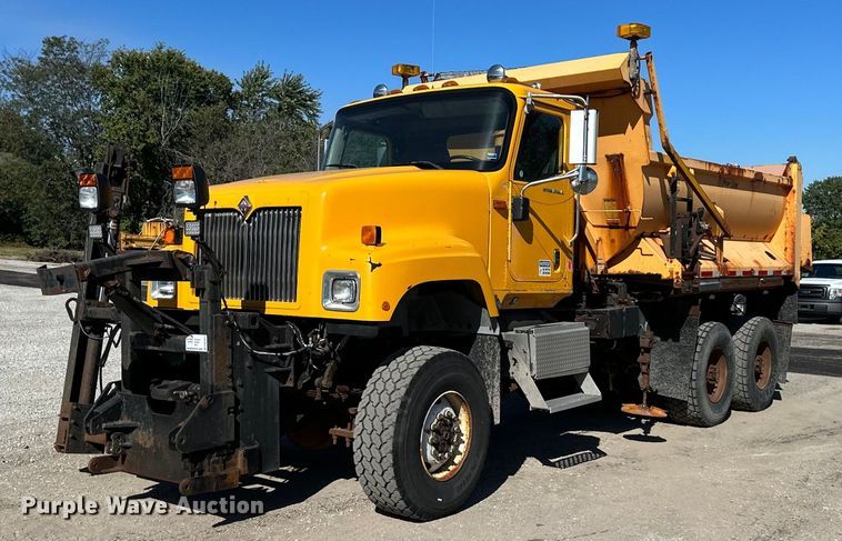 image for item DW2822 2003 International 5500i  dump truck