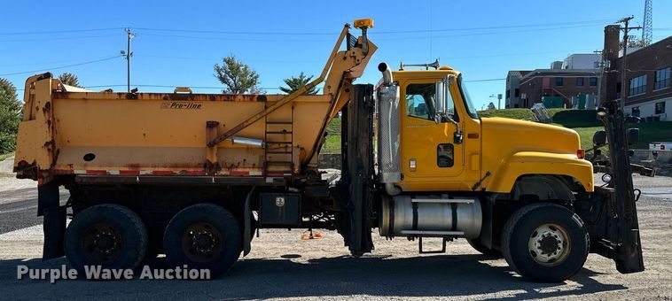 image for item DW2822 2003 International 5500i  dump truck