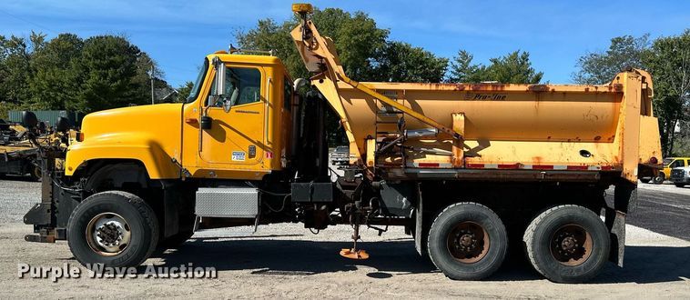 image for item DW2822 2003 International 5500i  dump truck