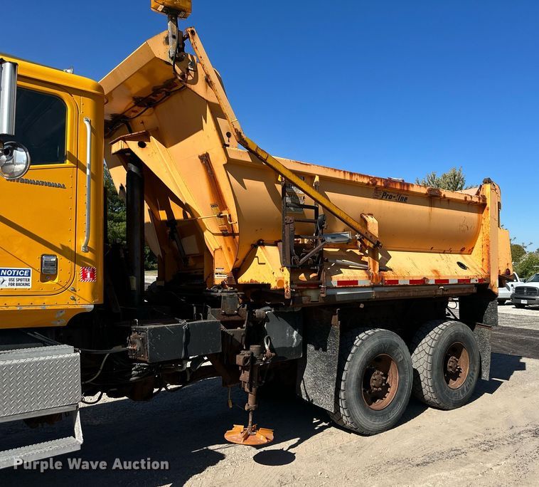 image for item DW2822 2003 International 5500i  dump truck