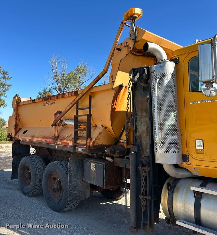 image for item DW2822 2003 International 5500i  dump truck