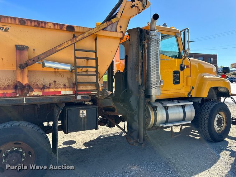 image for item DW2822 2003 International 5500i  dump truck