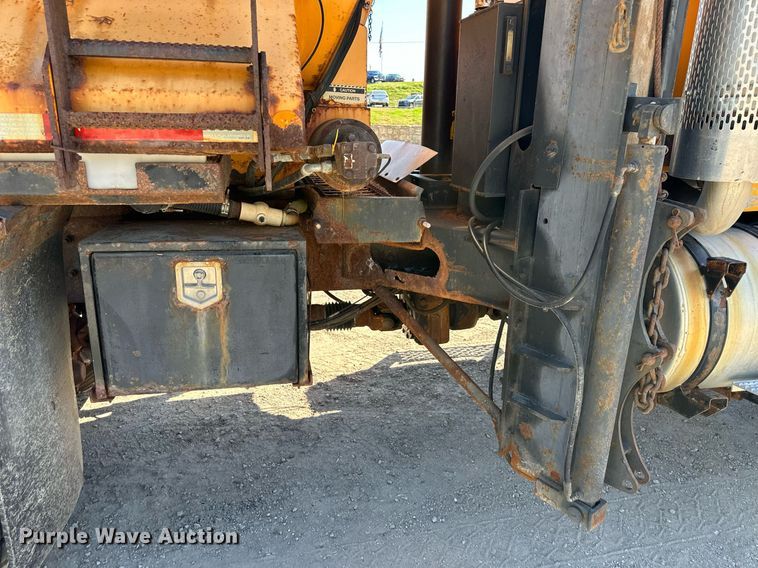 image for item DW2822 2003 International 5500i  dump truck