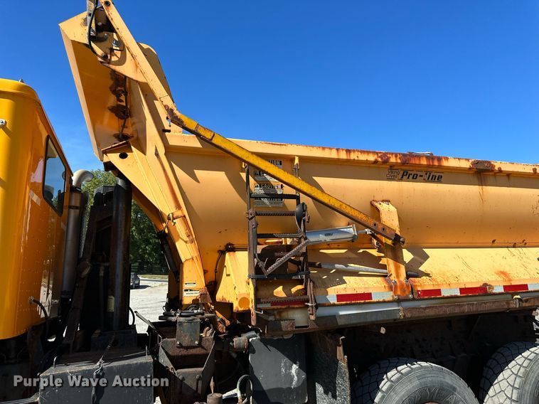 image for item DW2822 2003 International 5500i  dump truck