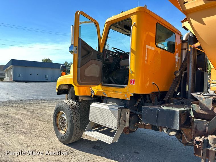 image for item DW2822 2003 International 5500i  dump truck