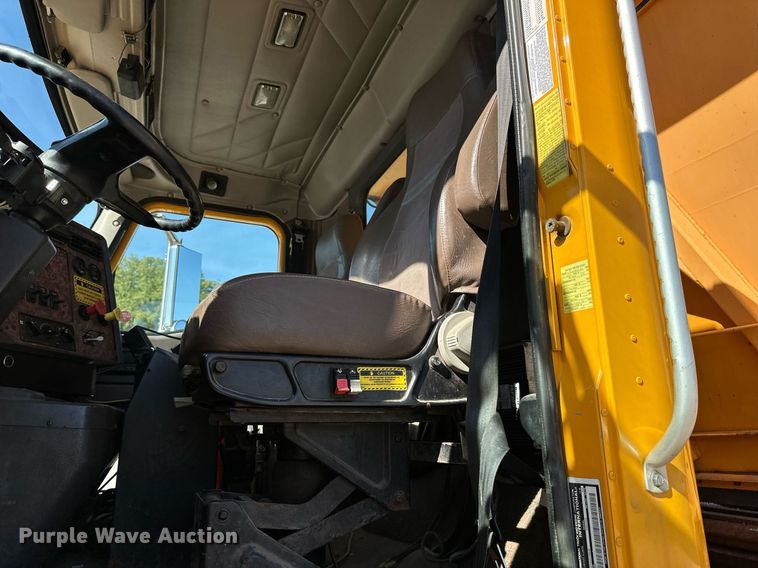 image for item DW2822 2003 International 5500i  dump truck